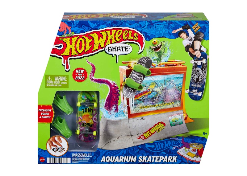 Hot Wheels x Tony Hawk Skate Aquarium Skatepark With 1 Fingerboard & Skate Shoes Set