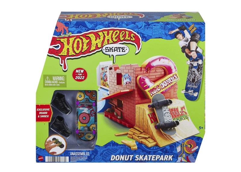 Hot Wheels x Tony Hawk Skate Donut Skatepark With 1 Fingerboard & 1 Pair Of Skate Shoes Set