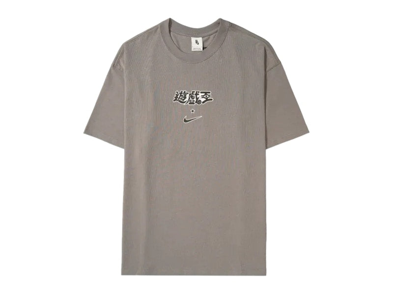 Nike x Yu-Gi-Oh! Solo Swoosh House of Duel DM T-shirt Flat Pewter