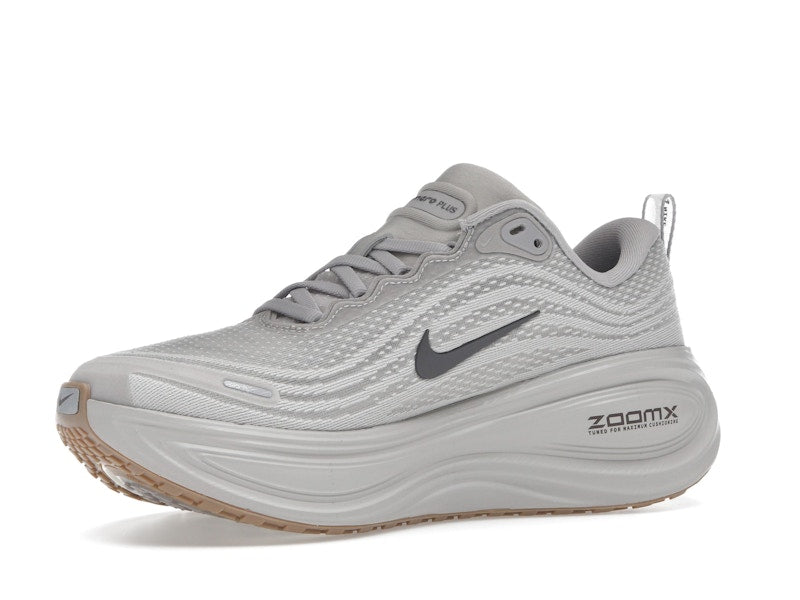 Nike Vomero Plus College Grey Light Iron Ore Gum