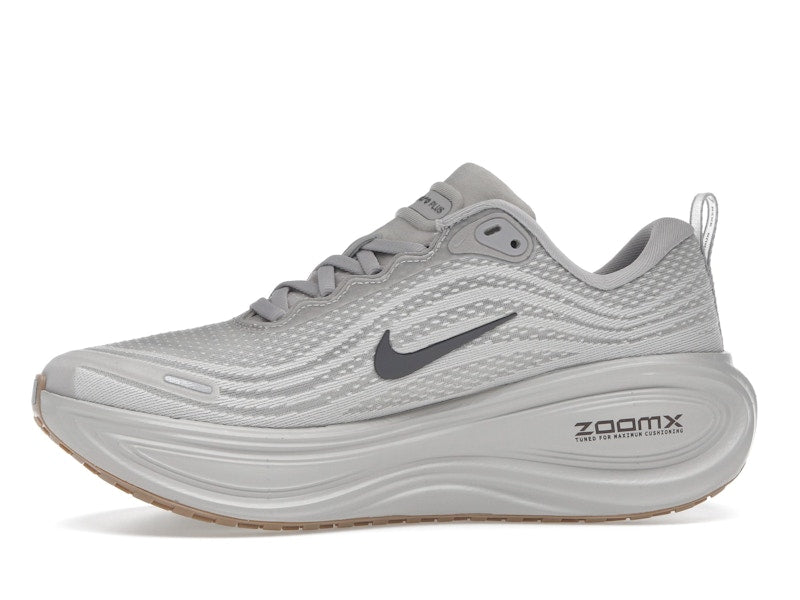 Nike Vomero Plus College Grey Light Iron Ore Gum