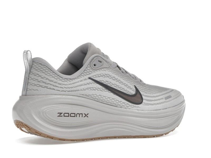 Nike Vomero Plus College Grey Light Iron Ore Gum
