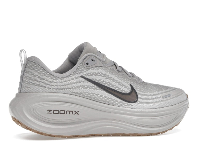 Nike Vomero Plus College Grey Light Iron Ore Gum