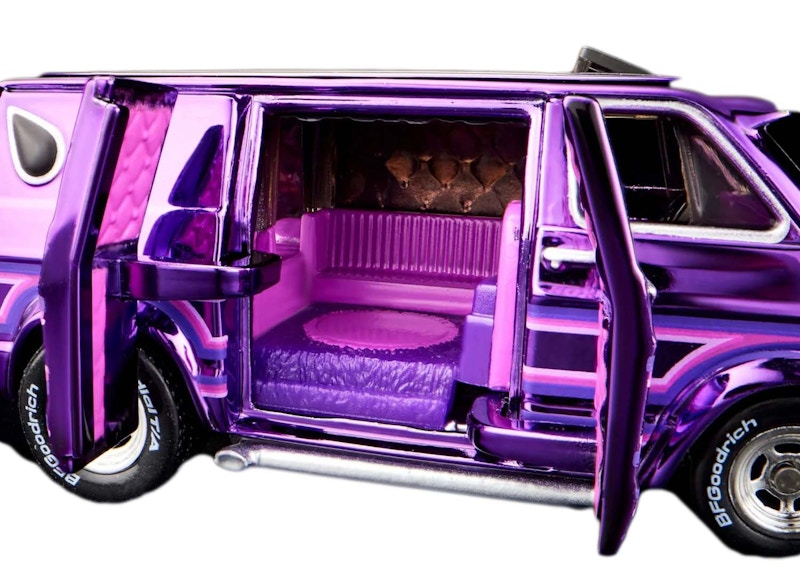 Hot Wheels Collectors RLC Exclusive '70 Dodge Tradesman Van