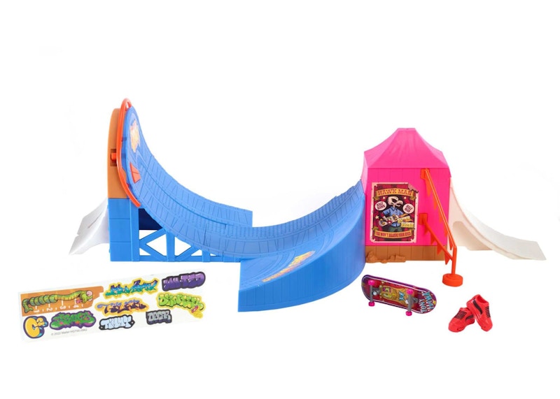 Hot Wheels x Tony Hawk Amusement Park Skate Set With Fingerboard & Pair Of Skate Shoes Set