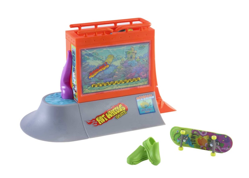 Hot Wheels x Tony Hawk Skate Aquarium Skatepark With 1 Fingerboard & Skate Shoes Set