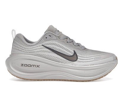 Nike Vomero Plus College Grey Light Iron Ore Gum
