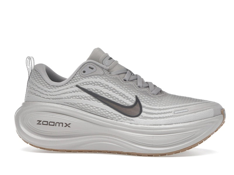 Nike Vomero Plus College Grey Light Iron Ore Gum