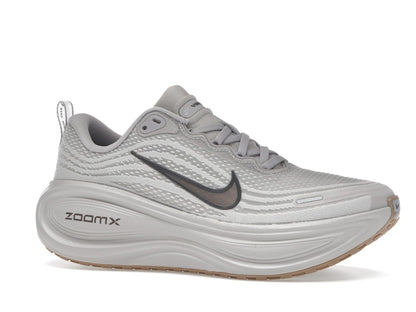 Nike Vomero Plus College Grey Light Iron Ore Gum