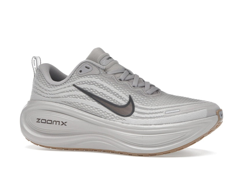 Nike Vomero Plus College Grey Light Iron Ore Gum