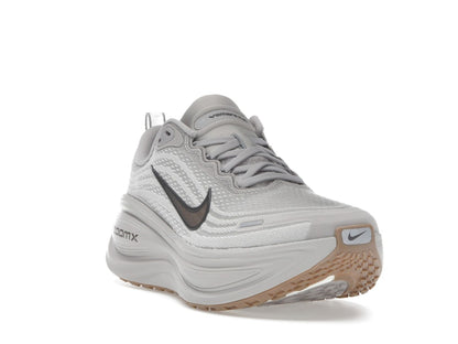 Nike Vomero Plus College Grey Light Iron Ore Gum