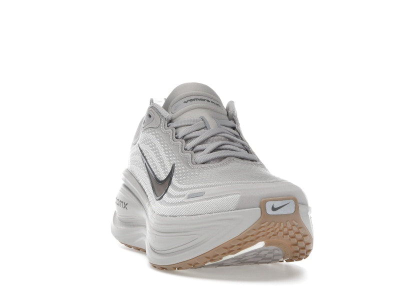 Nike Vomero Plus College Grey Light Iron Ore Gum