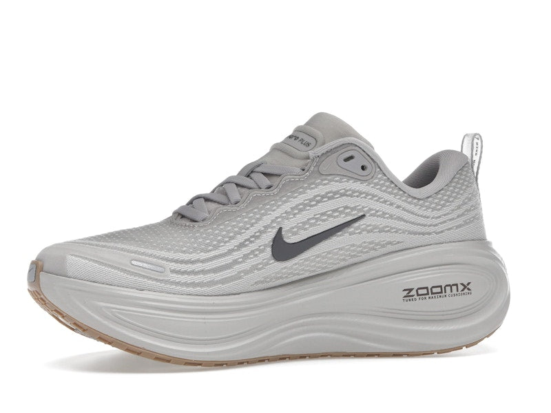 Nike Vomero Plus College Grey Light Iron Ore Gum