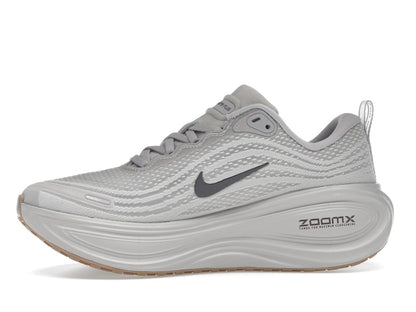 Nike Vomero Plus College Grey Light Iron Ore Gum
