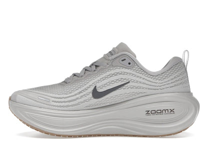 Nike Vomero Plus College Grey Light Iron Ore Gum