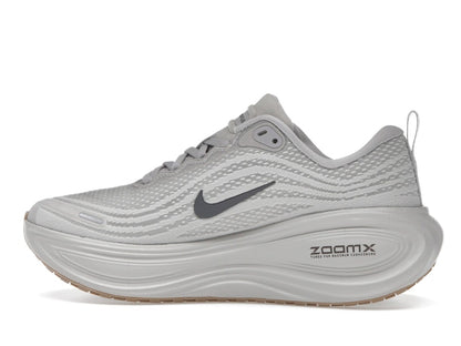 Nike Vomero Plus College Grey Light Iron Ore Gum