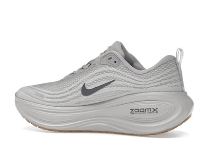Nike Vomero Plus College Grey Light Iron Ore Gum