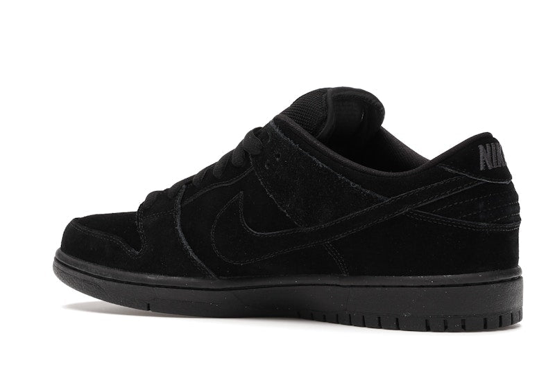 Nike SB Dunk Low Blackout