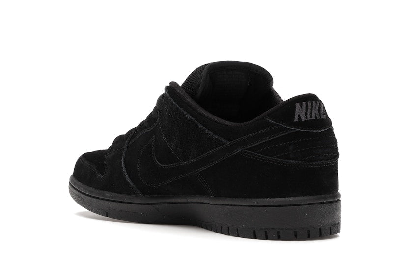 Nike SB Dunk Low Blackout