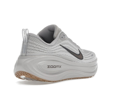 Nike Vomero Plus College Grey Light Iron Ore Gum