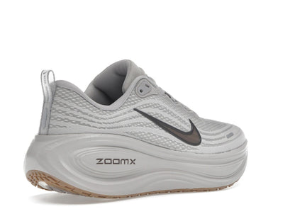 Nike Vomero Plus College Grey Light Iron Ore Gum