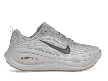 Nike Vomero Plus College Grey Light Iron Ore Gum